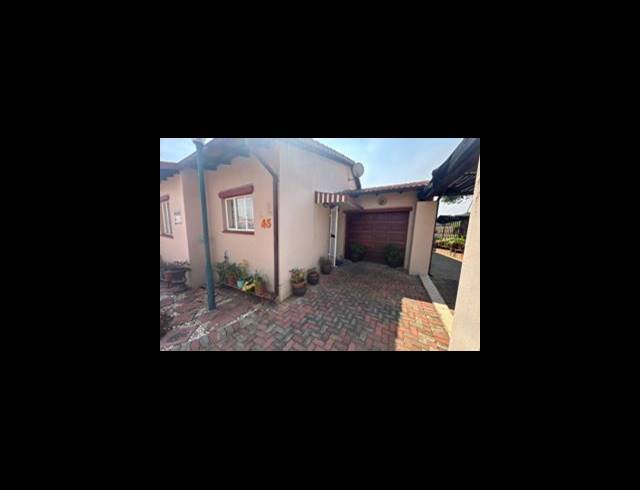 2 BEDROOM TOWNHOUSE FOR SALE IN MULBARTON